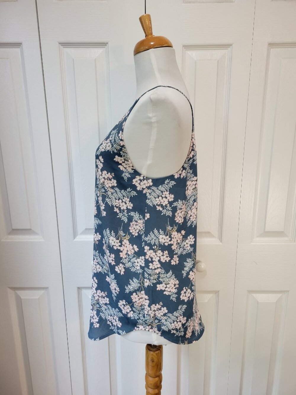 LOFT Dusty Blue Pink White Floral Button-Front V-Neck Strappy Cami Top sz XS - Picture 2 of 6